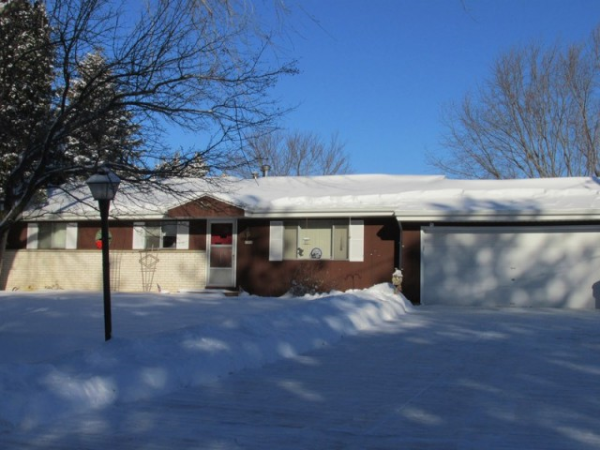 3996 Lake Dr, West Bend, WI 53095 