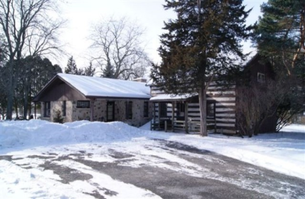 905 Paradise Dr, West Bend, WI 53095 