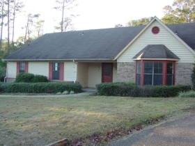 32 VILLAGE PARK DR, LAUREL, MS 39443 