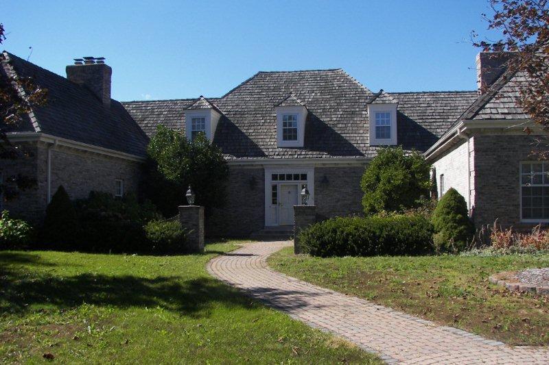 10123 North Lake Shore Drive, MEQUON, WI 53092 